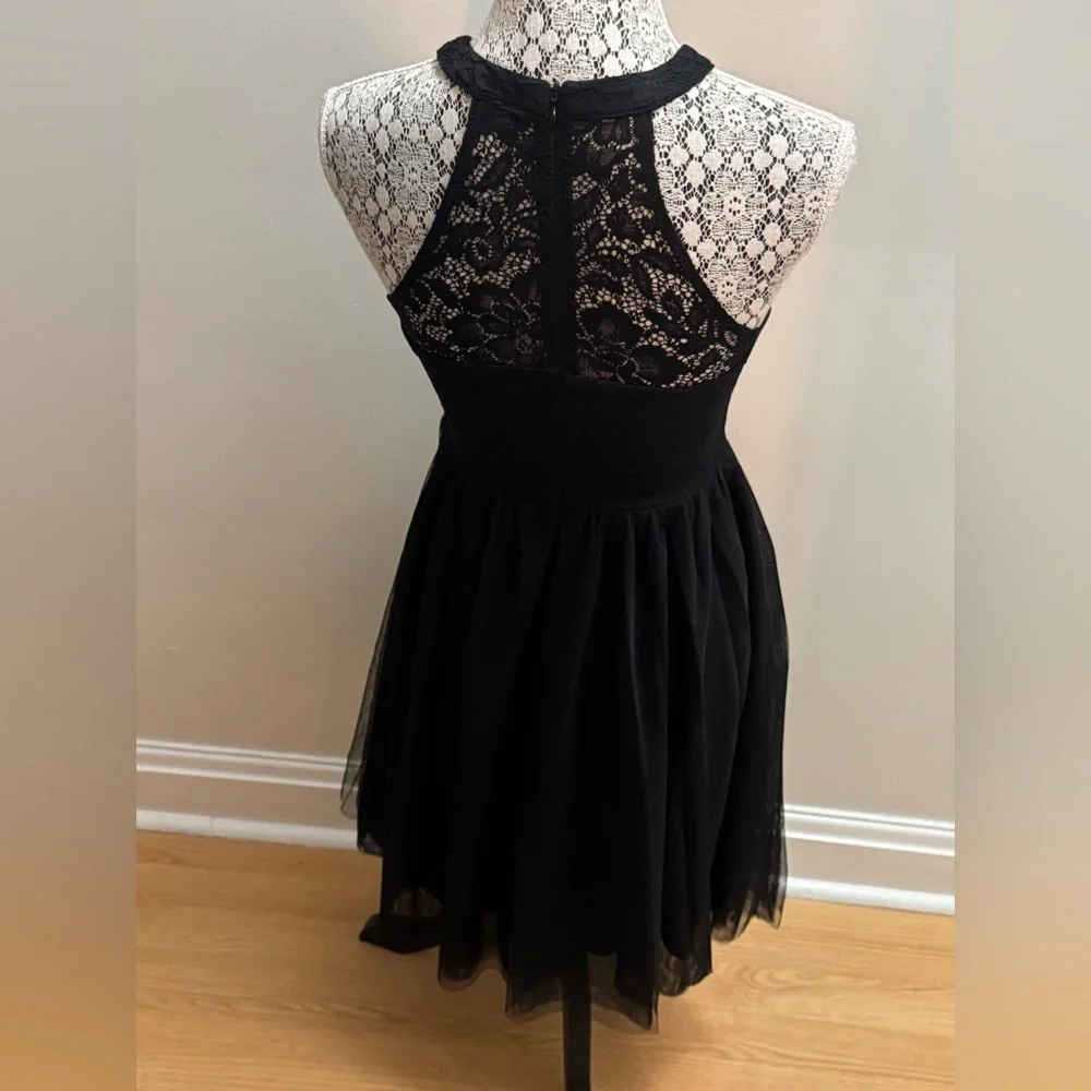 Elegant Lace Halter Dress - in black, white or peach NWT - Picture 11 of 16